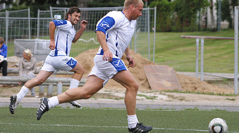 PROGRESS. Tuvojoties izšķirošajām spēlēm, arvien spožāk sāk spēlēt Livonia komandas futbolisti ar savu saspēles vadītāju Agni Kārkliņu (ar bumbu) priekšgalā.