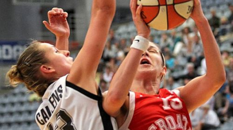 Ar bumbu Jeļena Iveziča
Foto: FIBA Europe