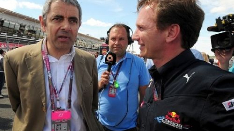 Rovans Atkinsons jeb Misters Bīns sarunājas ar "Red Bull" vadītāju Kristianu Horneru
Foto: PA Wire