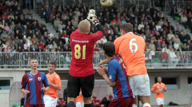 Vēsturiskajā spēlē Zemgales olimpiskā centra stadiona tribīnes bija pārpildītas
Foto: Ivars Veiliņš, www.jelgavasvestnesis.lv