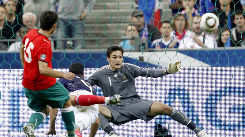 Sergejs Kisļaks raida bumbu Francijas vārtos
Foto: AP/Scanpix