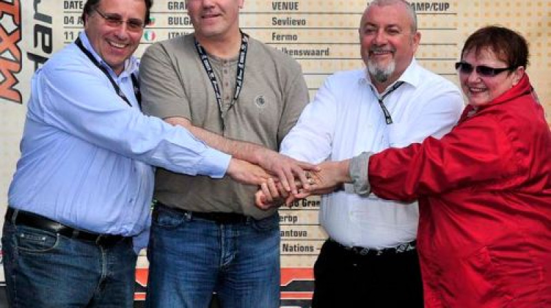 Dr. Volfgangs (no kreisās), Salvis Freimanis, Džuzepe Longo un Ņina Birjukova
Foto: www.motocrossmx1.com