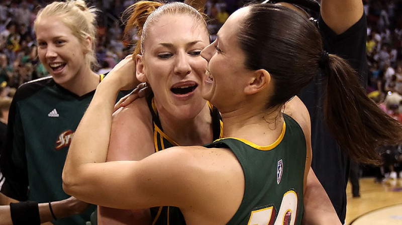 Lauren Jackson un Sue Bird priecājas par uzvaru
Foto: Christian Petersen, NBAE/Getty Images