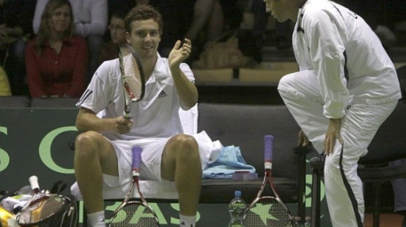 Ernests Gulbis un izlases kapteinis Ģirts Dzelde 
Foto: Romāns Kokšarovs, "Sporta Avīze"