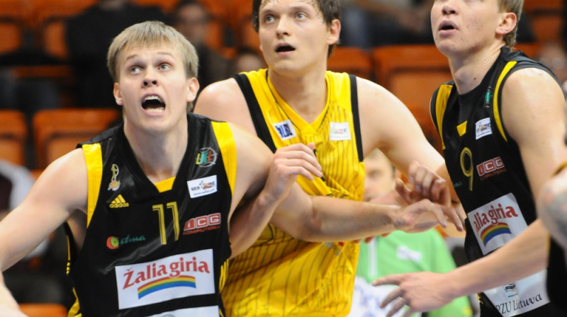 Sauļus Kuzminsks (Nr.11)  spēlē pret BK "Ventspils" 2008. gadā, kad pārstāvēja BK "Siauliai" komandu.
Foto: L&J fotostudija