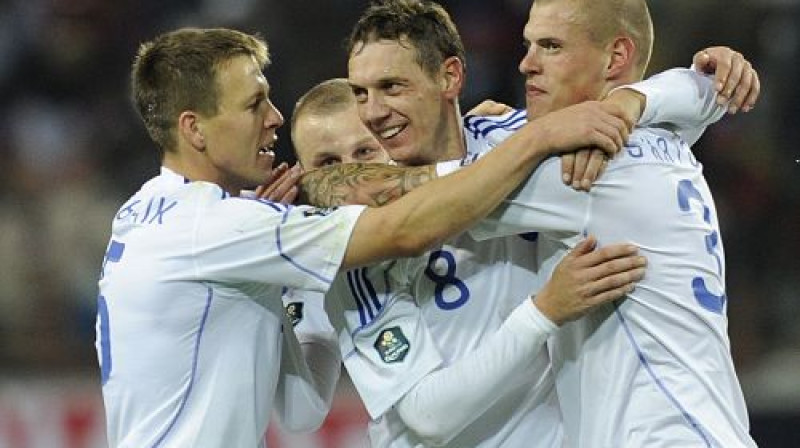 Slovākijas izlases futbolisti atzīmē vārtu guvumu
Foto: ITAR-TASS