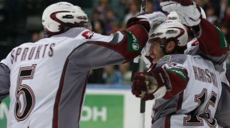 ''Dinamieši'' atzīmē vārtu guvumu
Foto: khl.ru