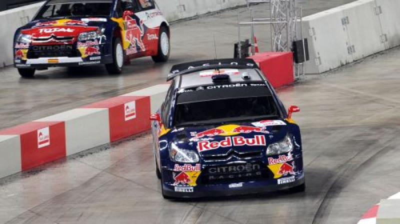 Kimi Raikonens (priekšplānā) cīnās ar Dani Sordo
Foto: AFP/Scanpix