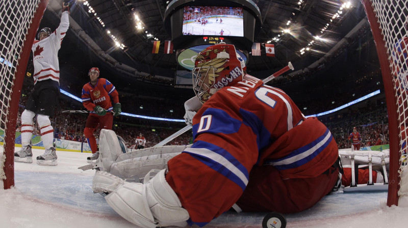 Sanktpēterburgas SKA šīsvasaras nopietnākajam jaunpienācējam vārtsargam Jevgeņijam Nabokovam 24 miljoni USD Krievijā šķiet vērtīgāki par NHL klubu solījumiem
FOTO: "Reuters"