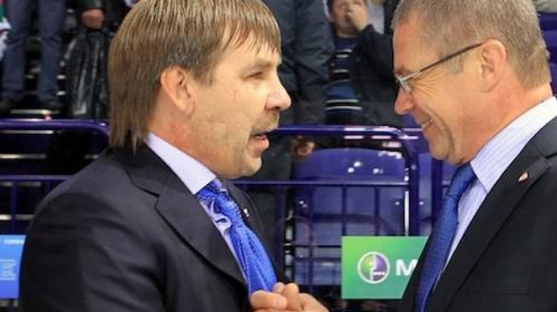 Oļegs Znaroks saņem apsveikumus no līgas prezidenta
Foto: khl.ru