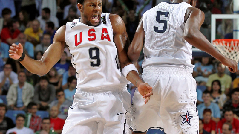 Andrē Iguodala un Kevins Durants (#5) bija vieni no pamanāmākajiem vīriem laukumā. Foto: AP/Scanpix.