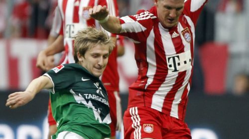 Bastians Šveinsteigers (pa labi) cīņā ar Marko Marinu
Foto: AP/Scanpix