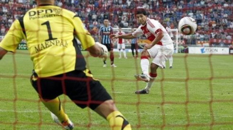 Luiss Suaress realizē vienu no divām pendelēm
Foto: fcupdate.nl