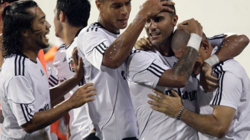 ''Besiktas'' spēlētāji atzīmē vārtu guvumu
Foto: AP/Scanpix