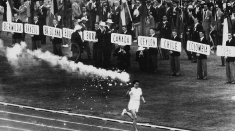 1956. gada Melburnas spēlēs Latvijas vairs nebija, bet latviešus varēja atrast daudzu valstu komandās...
Foto: 1956.com