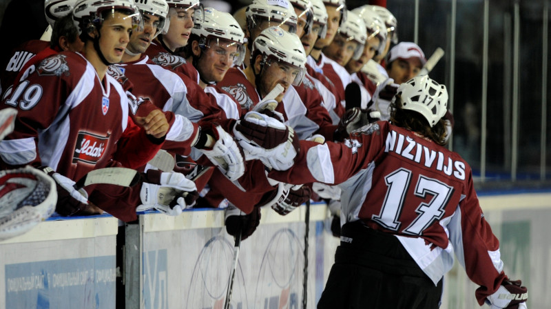 Aleksandrs Ņiživijs (17) ar komandas biedriem
Foto: Romāns Kokšarovs, Sporta Avīze, f64