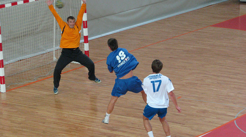 "Tenax" handbolists Nauris Auziņš uzbrukuma smailē
Foto: Laura Lasmane