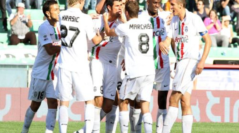 ''Juventus'' futbolisti atzīmē vārtu guvumu
Foto:AFP/Scanpix