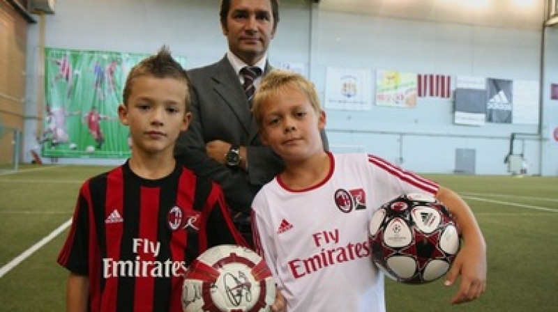 Stefano Čuissi ar "Milan Junior Camp" dalībniekiem 
Foto: fsmetta.lv