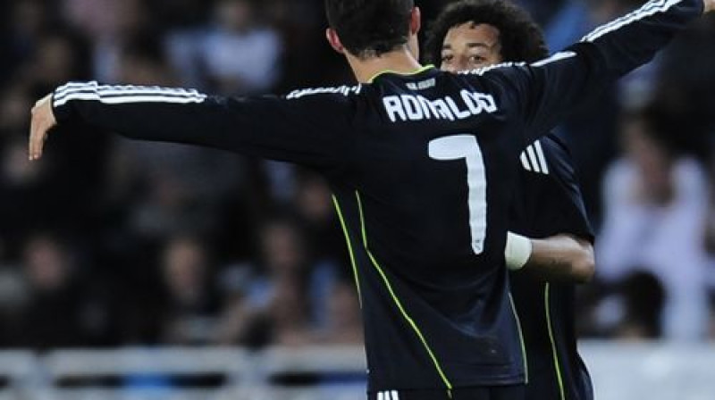 Krištianu Ronaldu (priekšplānā) atzīmē vārtu guvumu
Foto: AP/Scanpix