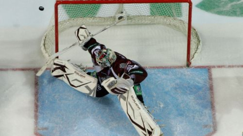 Kriss Holts pret ''Ak Bars'' ielaida četrus vārtus. Iespējams, šovakar viņa vietu ieņems Mikaels Telkvists
Foto: Romāns Kokšarovs, Sporta Avīze, F64