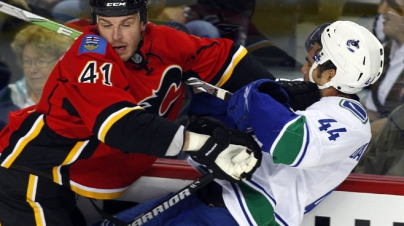 Raitis Ivanāns dara savu darbu "Flames" rindās.
Foto: AP Photo/The Canadian Press