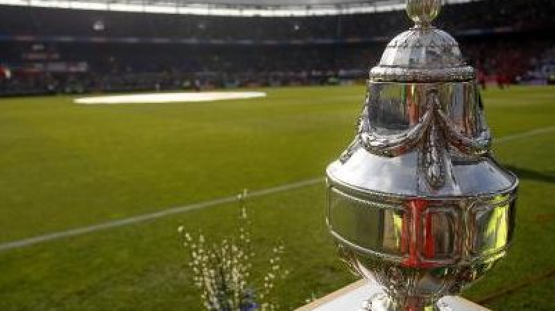 Nīderlandes kausa izcīņas galvenā trofeja
Foto: knvb.nl