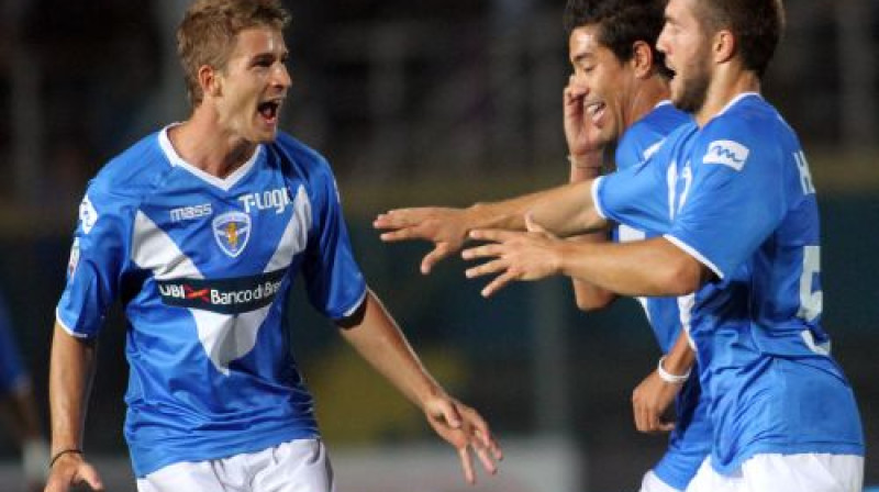 ''Brescia'' uzbrucējs Perparims Hatemajs (pirmais no kreisās) pēc vārtu guvuma spēlē pret AS ''Roma''.
Foto: AP/Scanpix