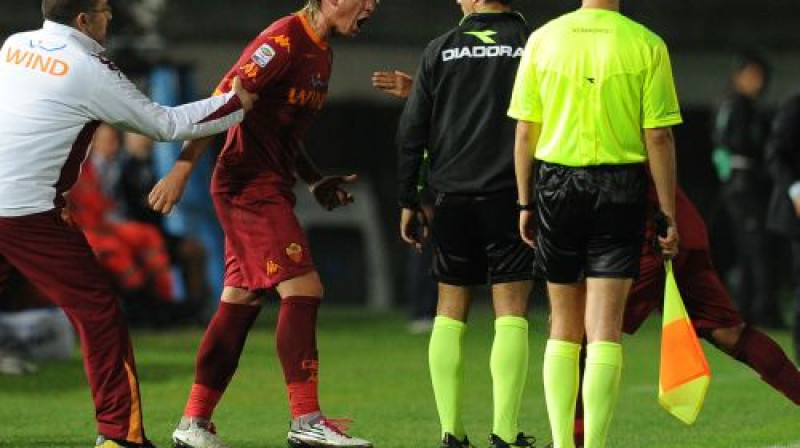 Filips Meksess izgāž dusmas uz mača ceturto tiesnesi
Foto: AFP/Scanpix