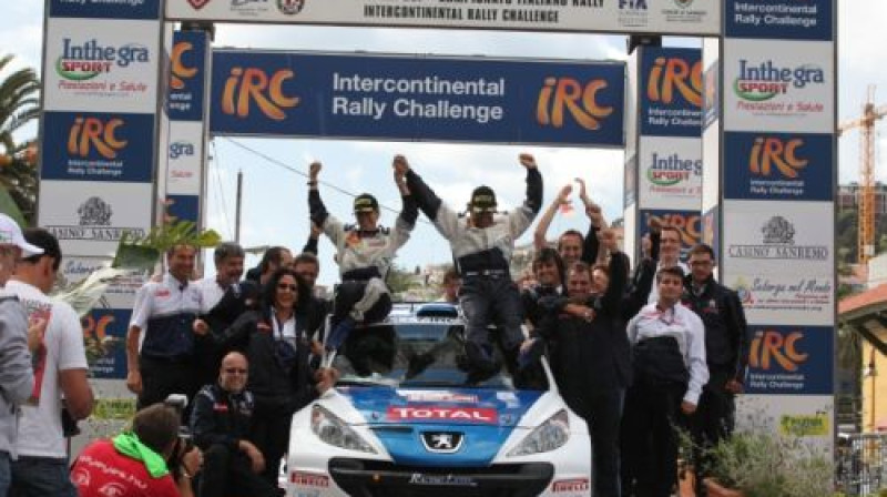 Paolo Andreuči (uz auto no labās) līksmo kopā ar komandu
Foto: ircseries.com