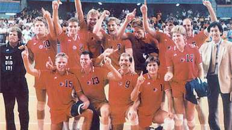 Ar 12. numuru labajā malā - olimpiskais čempions Aldis Bērziņš. ASV izlases sastāvā.

Foto: usavolleyball.us