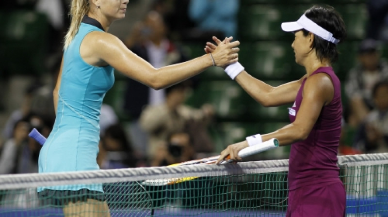 Marija Šarapova apsveic Kimiko Dati Krumu
Foto: Reuters/Scanpix