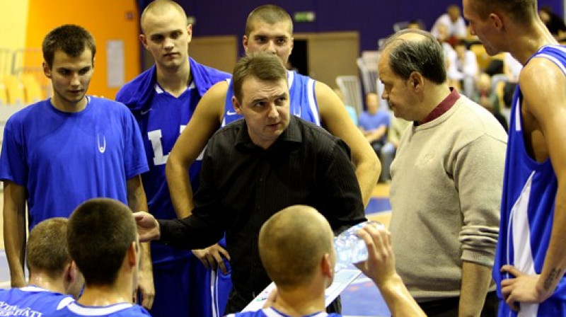 LU galvenais treneris Mārtiņš Zībarts (centrā) 
Foto: Renārs Buivids
