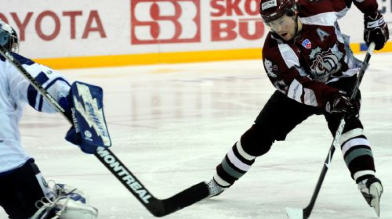 Aleksandrs Ņiživijs eleganti realizēja pirmo pēcspēles metienu...
Foto: Romāns Kokšarovs, Sporta Avīze, f64