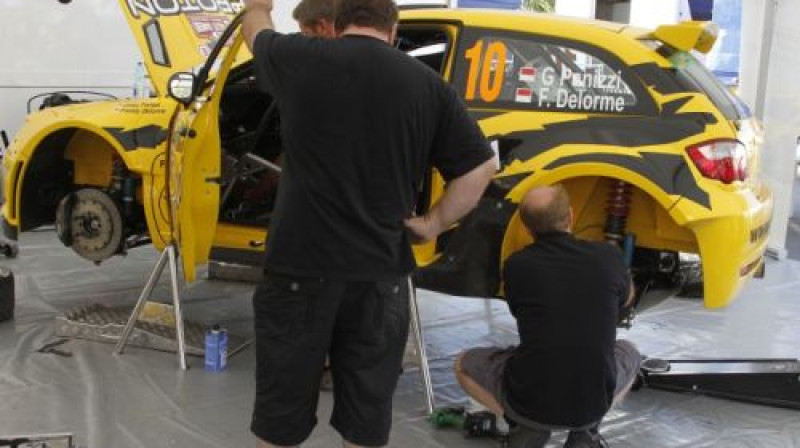 Žila Panici auto Sanremo rallija servisa parkā
Foto: ircseries.com