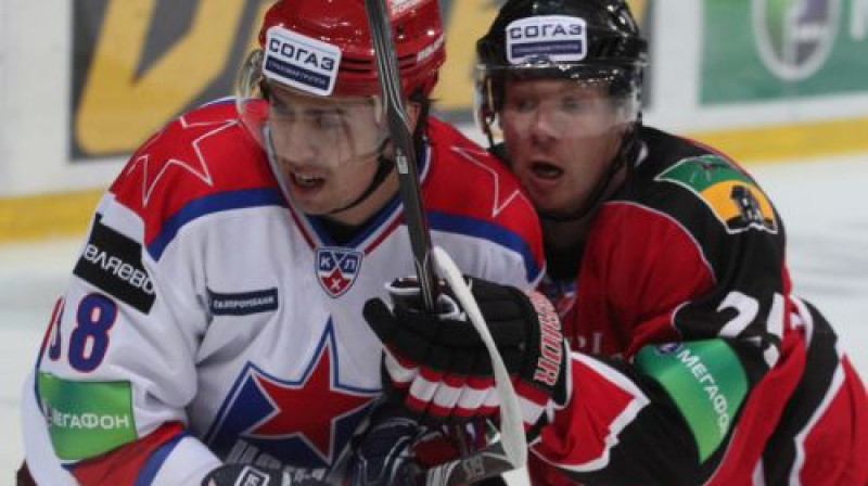Aleksandrs Jerofejevs (no labās) 
Foto: metallurg-nk.ru