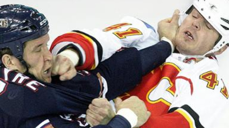 Raitis Ivanāns vicina dūres
Foto: www.edmontonjournal.com