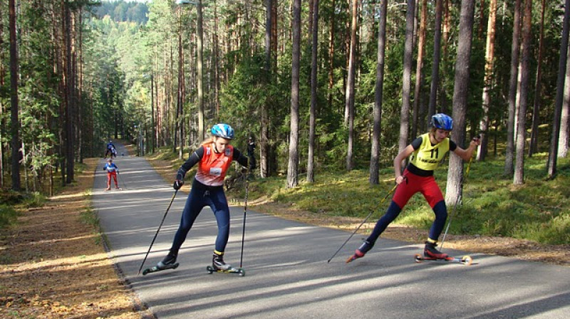 Šīs sezonas labākās mūsējās rollerslēpotājas sieviešu elites grupā - Kristīne Liepiņa (dzeltenajā līderes krekliņā) apsteidz Zani Eglīti.  Foto no "Rollertour" arhīva
