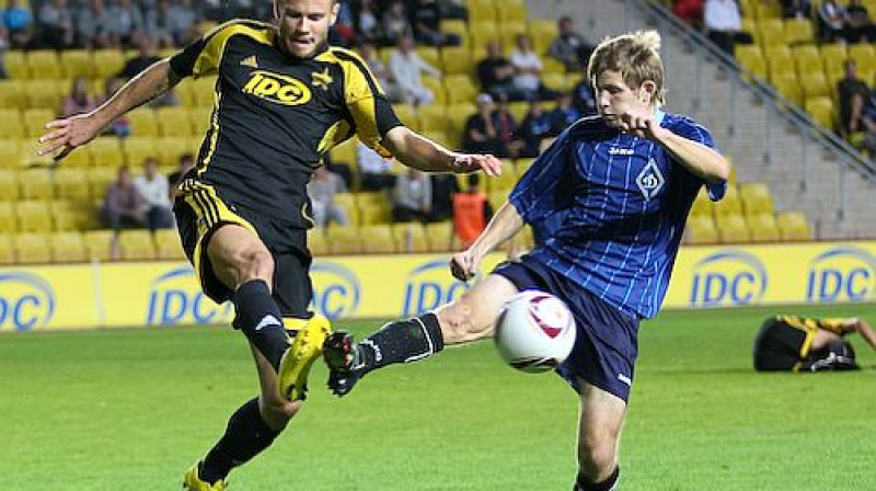 Edgars Gauračs (pa kreisi) cīņā par bumbu
Foto: www.fc-sheriff.com