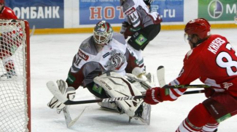 Kriss Holts kapitulēja trīs reizes, taču šajā situācijā ripa lidoja vārtiem secen
Foto: Aleksejs Ivanovs, Sport-Express