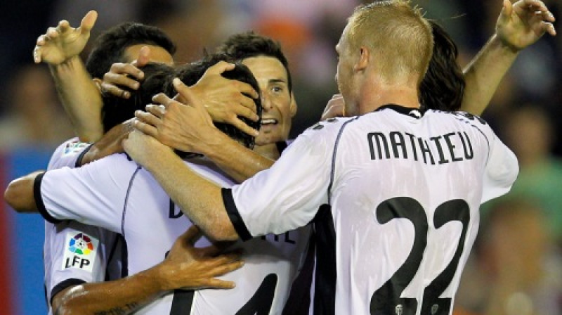 "Valencia" futbolisti atzīmē vārtu guvumu
Foto: AP/ Scanpix