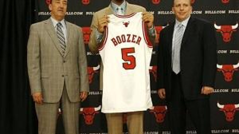 Karloss Būzers (vidū) ar "Bulls" ģenerālmenedžeri (pa kreisi) un galveno treneri (pa labi)
Foto: chicagoist.com