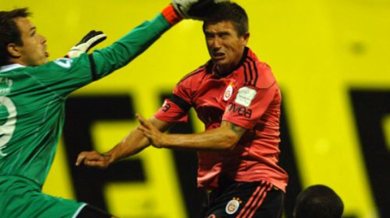 ''Karabukspor'' vārtsargs apsteidz ''Galatasaray'' spēlētāju Hariju Kjūelu
Foto: galatasaray.org