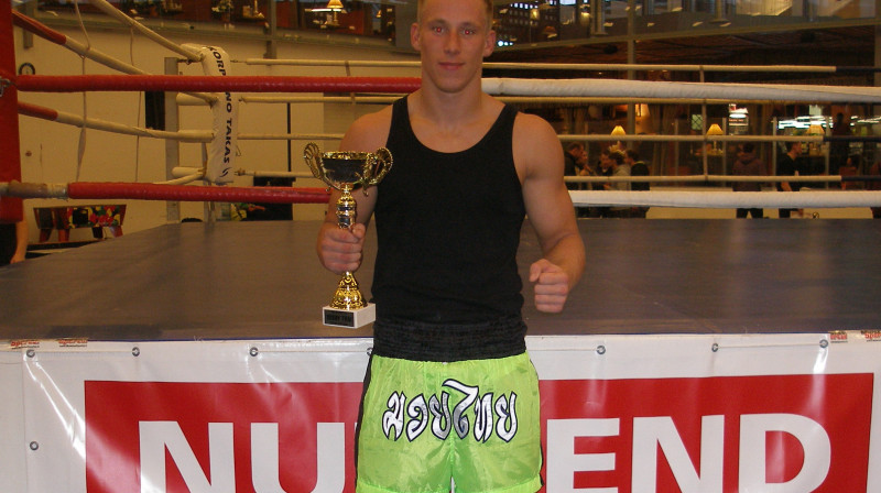 Kristaps Zīle ar Lietuvas čempionātā izcīnīto kausu
Foto: fightclub.lv