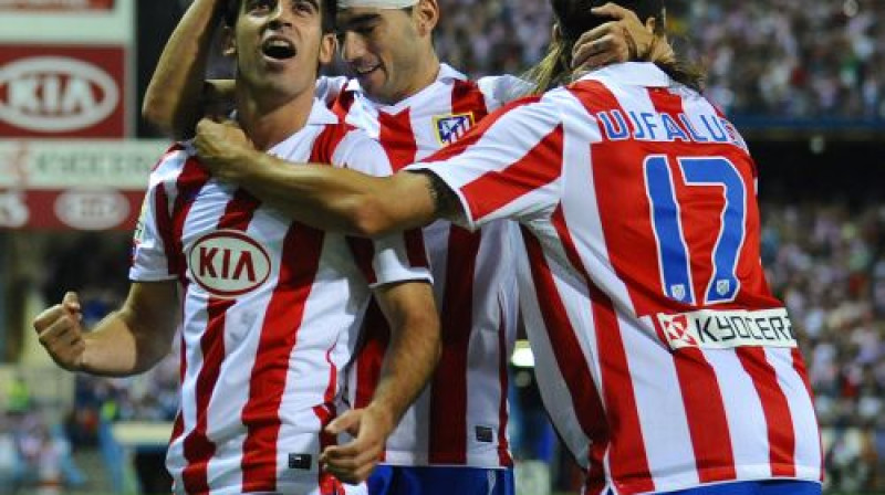 Hosē Antonio Reijess (vidū) un Tomāšs Ujfaluši (pa labi) apsveic komandas biedru ar gūtajiem vārtiem
Foto: AFP/Scanpix