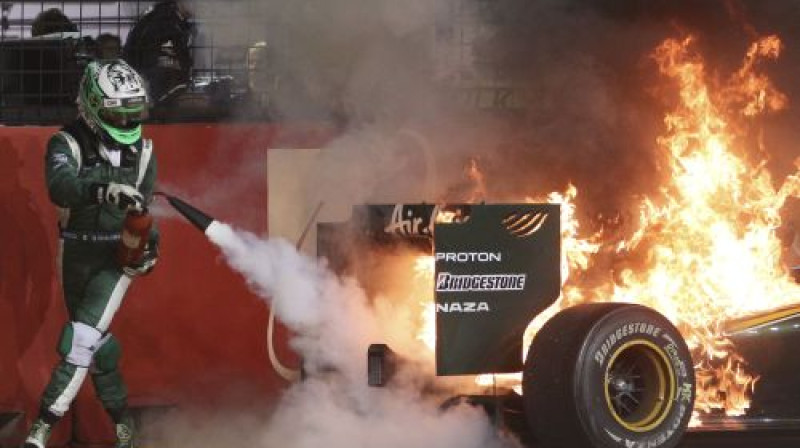 Singapūras GP neizturēja ''Lotus'' F1 komandas ''Cosworth'' dzinējs
Foto: AFP/Scanpix