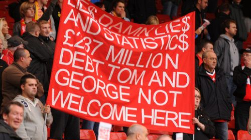''Liverpool'' līdzjutēju protests pret Tomu Hiksu un Džordžu Giletu
Foto: EMPICS Sport/Scanpix