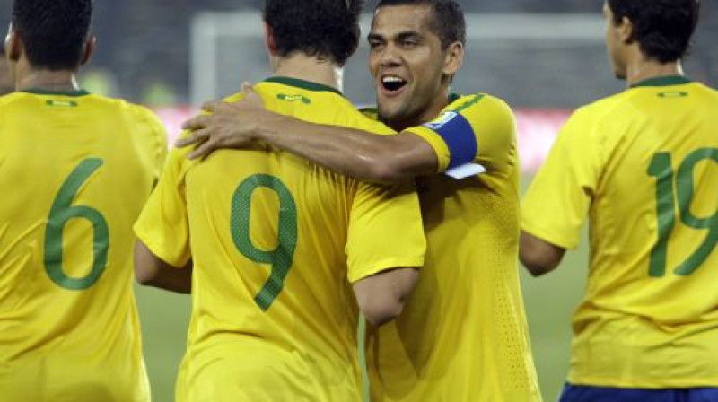 Dani Alvešs apsveic Alešandri Patu
Foto: AP/Scanpix