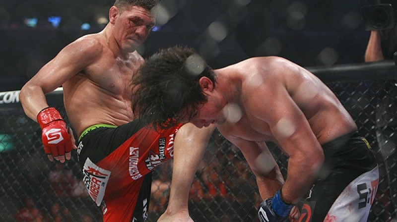 Nika Diaza sitiens ar celi Karlam Nūnam
Foto: Sherdog.com