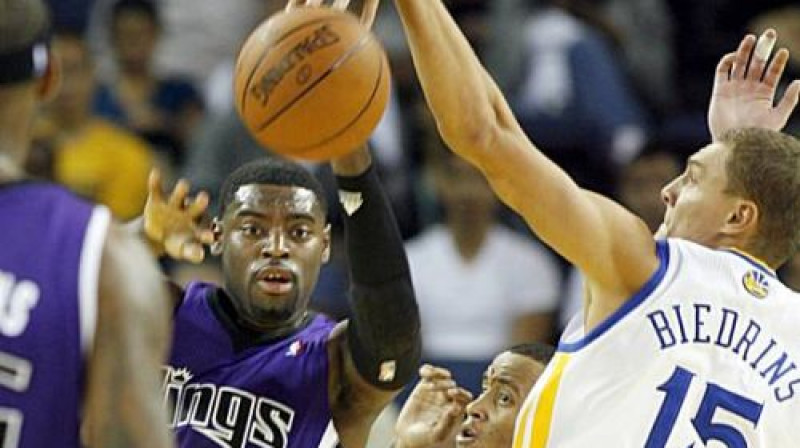 Andris Biedriņš aptur "Kings" uzbrukumu
Foto: sfgate.com